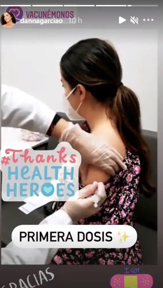 Danna García recibiendo la primera dosis de la vacuna