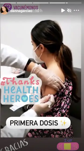 Danna García recibiendo la primera dosis de la vacuna Danna García recibiendo la primera dosis de la vacuna
