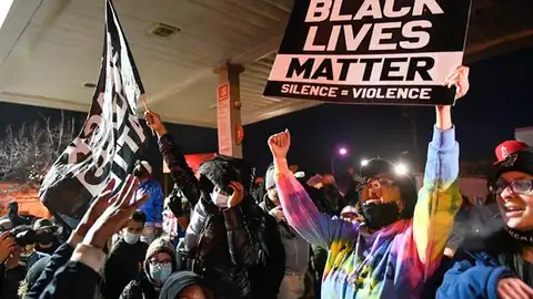 Noticias de la mañana (21-04-21) La condena de Derek Chauvin por el asesinato de George Floyd llena de alegría las calles de varias ciudades de EEUU Noticias de la mañana (21-04-21) La condena de Derek Chauvin por el asesinato de George Floyd llena de alegría las calles de varias ciudades de EEUU