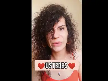El vídeo viral de una activista canaria que propone el "ustedes" como alternativa inclusiva al polémico "vosotres" El vídeo viral de una activista canaria que propone el "ustedes" como alternativa inclusiva al polémico "vosotres"
