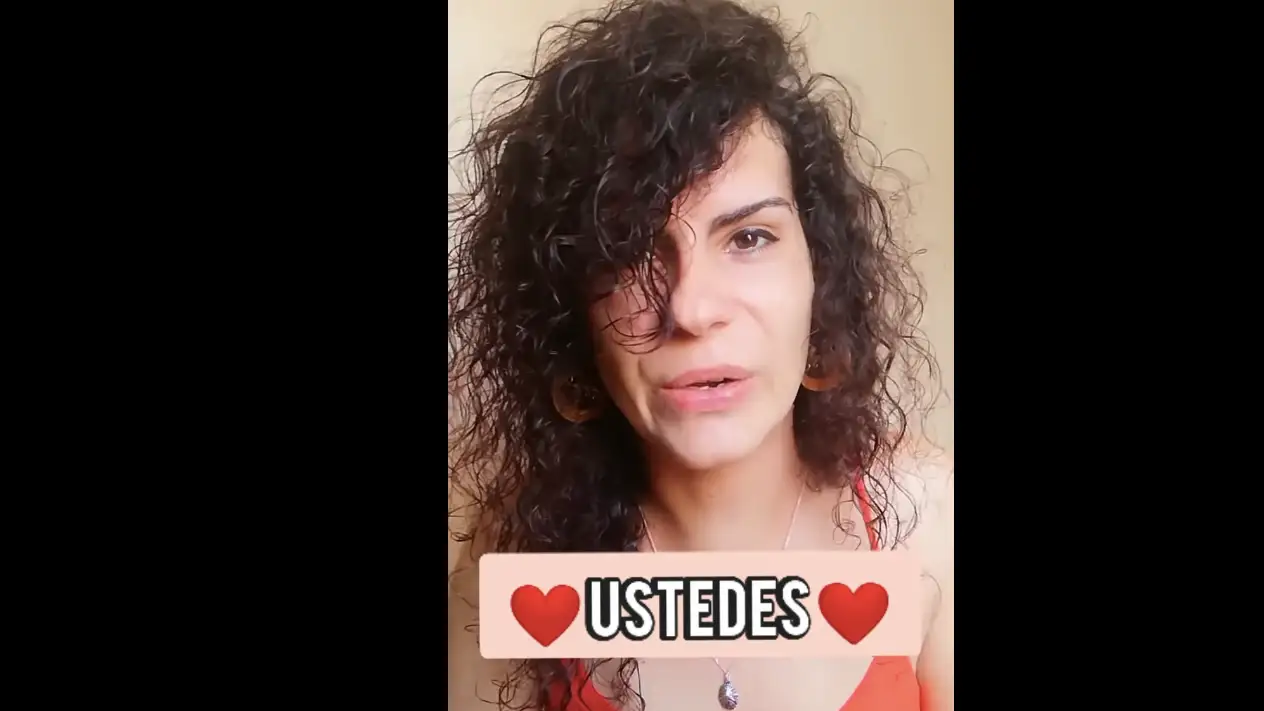 El vídeo viral de una activista canaria que propone el "ustedes" como alternativa inclusiva al polémico "vosotres" El vídeo viral de una activista canaria que propone el "ustedes" como alternativa inclusiva al polémico "vosotres"