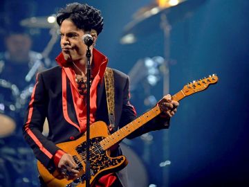 21/04/2021 08:36 (UTC) Crédito: EFE Fuente: EFE/EPA/BELGA Autor: DIRK WAEM Temática: Arte, cultura y espectáculos » Música El cantante y compositor estadounidense Prince durante un concierto