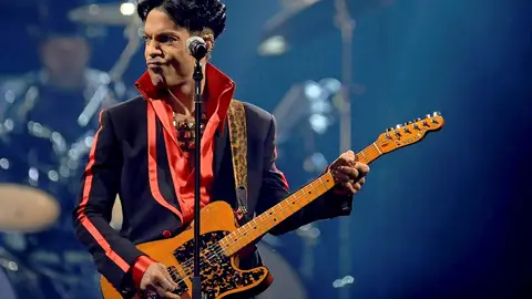 21/04/2021 08:36 (UTC) Crédito: EFE Fuente: EFE/EPA/BELGA Autor: DIRK WAEM Temática: Arte, cultura y espectáculos » Música El cantante y compositor estadounidense Prince durante un concierto 21/04/2021 08:36 (UTC) Crédito: EFE Fuente: EFE/EPA/BELGA Autor: DIRK WAEM Temática: Arte, cultura y espectáculos » Música El cantante y compositor estadounidense Prince durante un concierto