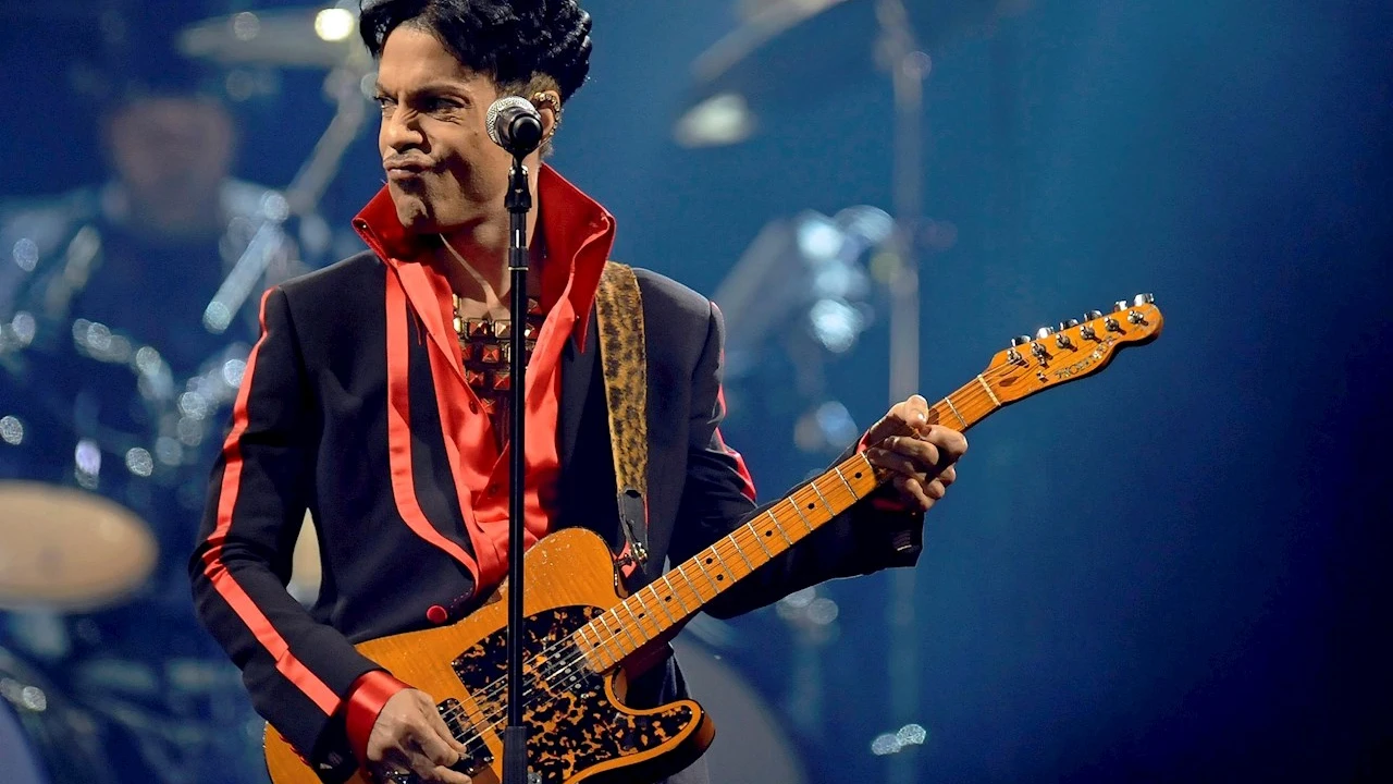 21/04/2021 08:36 (UTC) Crédito: EFE Fuente: EFE/EPA/BELGA Autor: DIRK WAEM Temática: Arte, cultura y espectáculos » Música El cantante y compositor estadounidense Prince durante un concierto 21/04/2021 08:36 (UTC) Crédito: EFE Fuente: EFE/EPA/BELGA Autor: DIRK WAEM Temática: Arte, cultura y espectáculos » Música El cantante y compositor estadounidense Prince durante un concierto