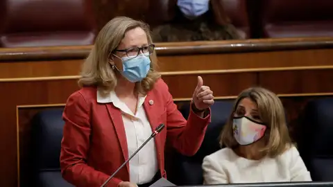 Calviño afea a Espinosa de los Monteros el cartel de Vox: "Es un discurso repugnante y racista" Calviño afea a Espinosa de los Monteros el cartel de Vox: "Es un discurso repugnante y racista"
