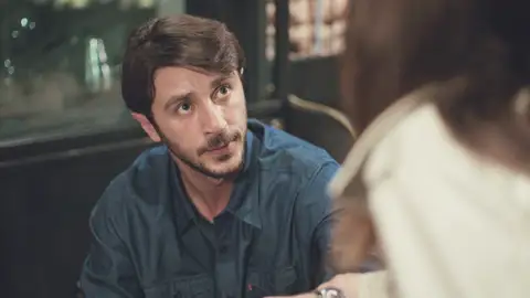 El sorprendente descubrimiento de Emre sobre Arda deja a Ceyda hundida en 'Mujer' El sorprendente descubrimiento de Emre sobre Arda deja a Ceyda hundida en 'Mujer'