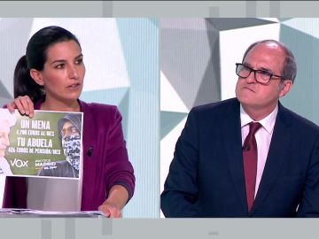 Rocío Monasterio muestra en el debate el cartel electoral de Vox para las elecciones en Madrid