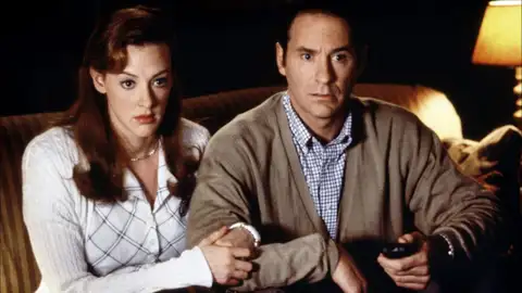 Joan Cusack y Kevin Kline en 'In and Out' Joan Cusack y Kevin Kline en 'In and Out'