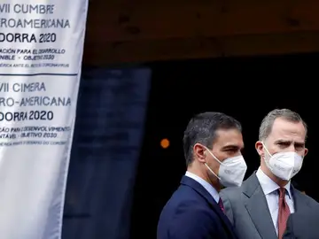 El rey Felipe VI (c) y el presidente del gobierno español, Pedro Sánchez (i), son recibidos por el jefe de gobierno de Andorrra, Xavier Espot Zamora (parcialmente visible), antes de la reunión semipresencial de jefes de Estado y de Gobierno de Iberoamérica en el marco de la XXVII Cumbre Iberoamericana El rey Felipe VI (c) y el presidente del gobierno español, Pedro Sánchez (i), son recibidos por el jefe de gobierno de Andorrra, Xavier Espot Zamora (parcialmente visible), antes de la reunión semipresencial de jefes de Estado y de Gobierno de Iberoamérica en el marco de la XXVII Cumbre Iberoamericana