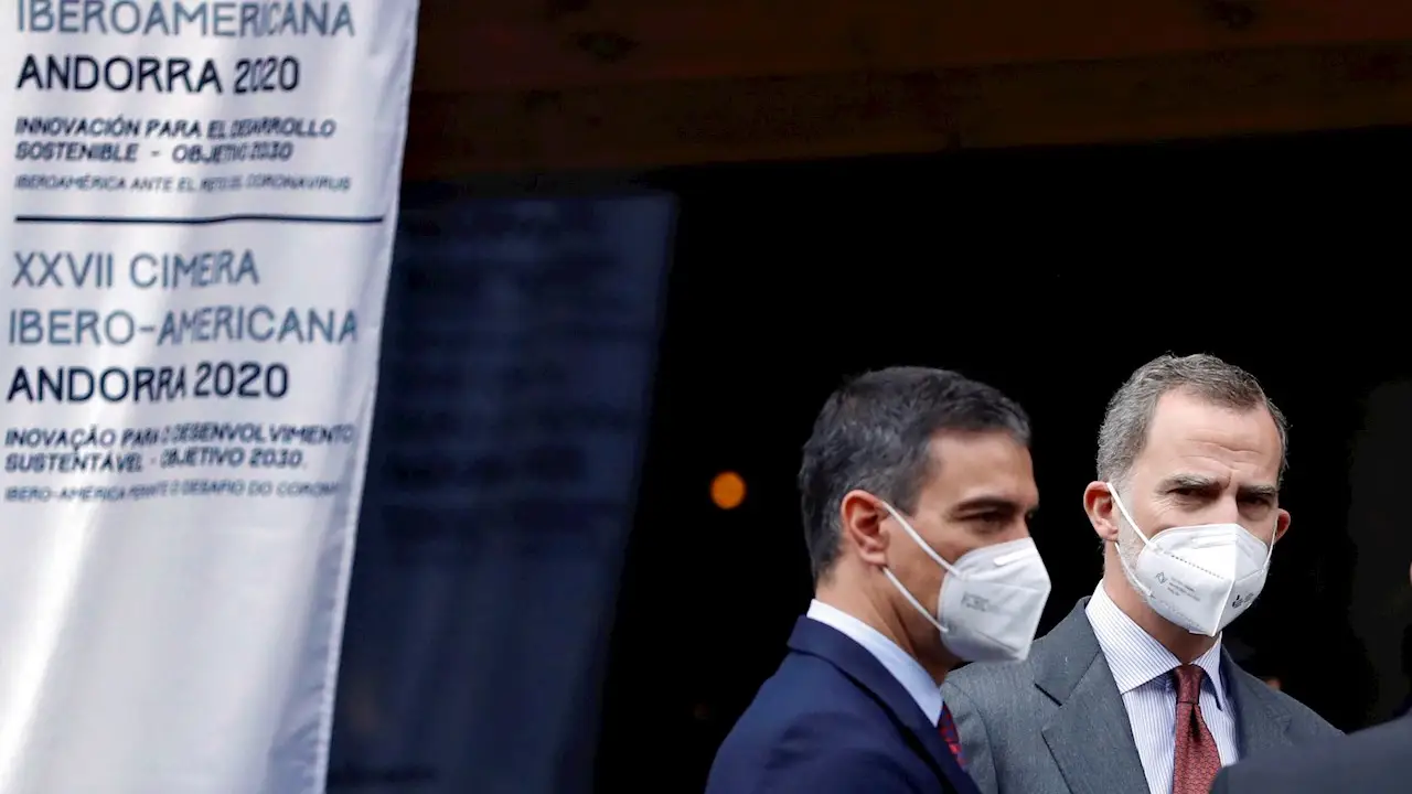 El rey Felipe VI (c) y el presidente del gobierno espa&ntilde;ol, Pedro S&aacute;nchez (i), son recibidos por el jefe de gobierno de Andorrra, Xavier Espot Zamora (parcialmente visible), antes de la reuni&oacute;n semipresencial de jefes de Estado y de Gobierno de Iberoam&eacute;rica en el marco de la XXVII Cumbre Iberoamericana