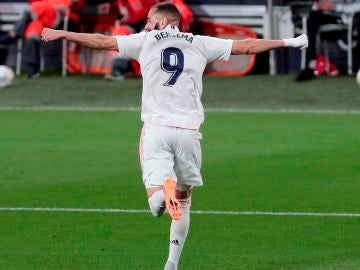 El Real Madrid golea al Cádiz en el Carranza y duerme líder de la Liga