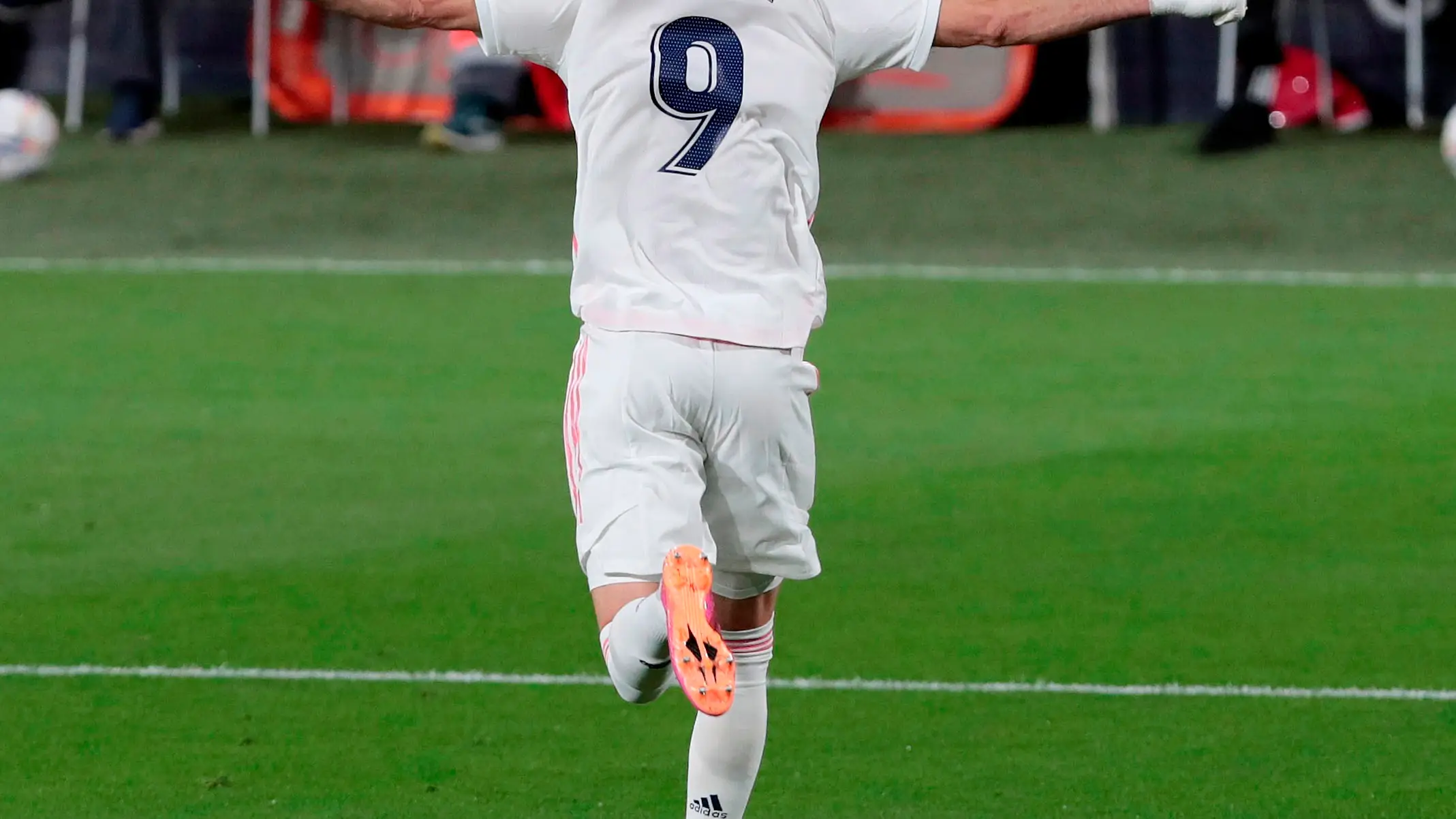 El Real Madrid golea al C&aacute;diz en el Carranza y duerme l&iacute;der de la Liga