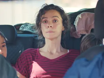 Un desliz de Emre obliga a Bahar a elegir: ¿acepta o rechaza el regalo de Nezir? Un desliz de Emre obliga a Bahar a elegir: ¿acepta o rechaza el regalo de Nezir?