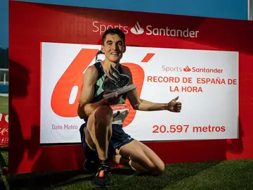 Dani Mateo pulveriza el récord de España de la hora en pista con 20.597 metros Dani Mateo pulveriza el récord de España de la hora en pista con 20.597 metros