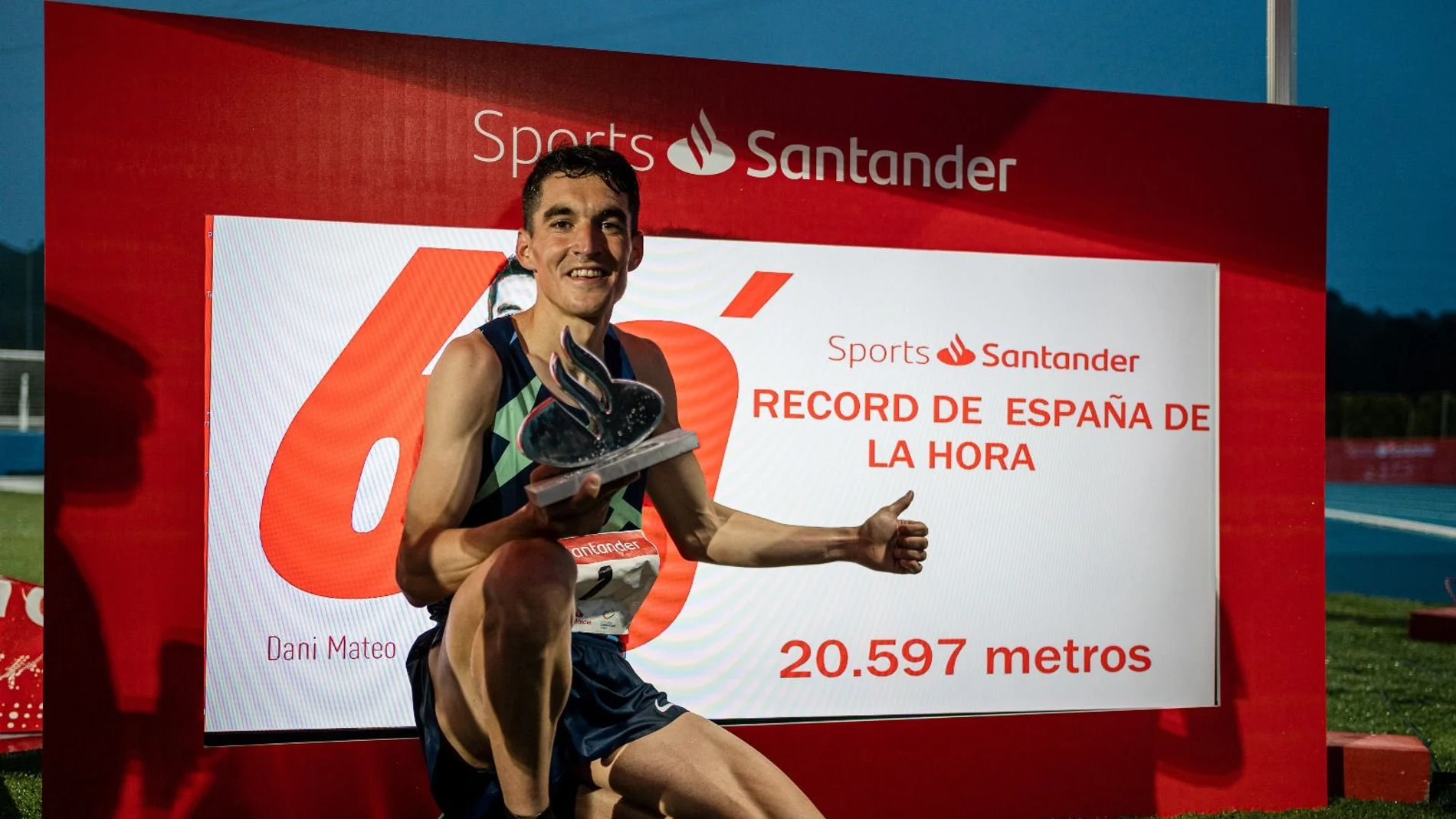 Dani Mateo pulveriza el récord de España de la hora en pista con 20.597 metros