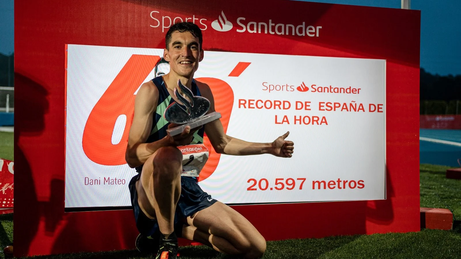 Dani Mateo pulveriza el récord de España de la hora en pista con 20.597 metros Dani Mateo pulveriza el récord de España de la hora en pista con 20.597 metros