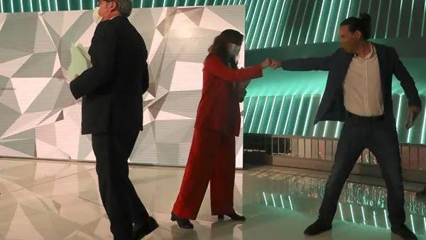 Iglesias choca su puño con el de Mónica García Iglesias choca su puño con el de Mónica García