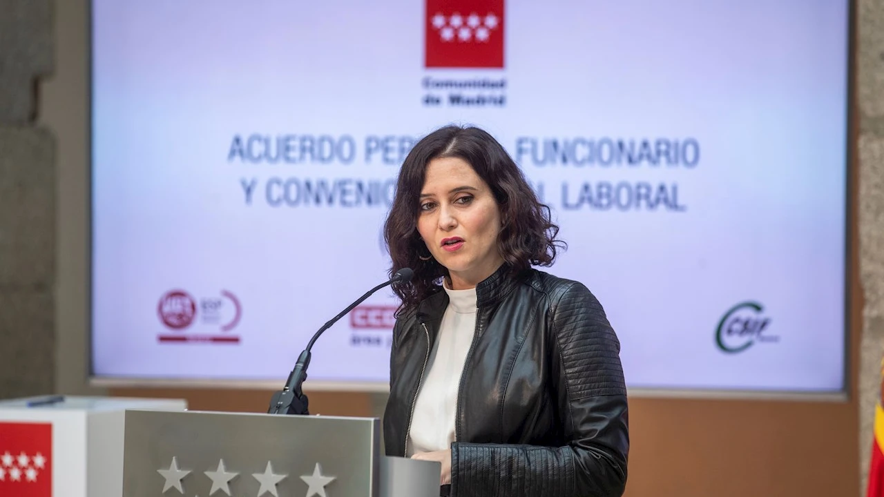 La presidenta de la Comunidad de Madrid, Isabel Díaz Ayuso durante la firma el Acuerdo Sectorial sobre Condiciones de Trabajo del Personal Funcionario de la Comunidad de Madrid La presidenta de la Comunidad de Madrid, Isabel Díaz Ayuso durante la firma el Acuerdo Sectorial sobre Condiciones de Trabajo del Personal Funcionario de la Comunidad de Madrid