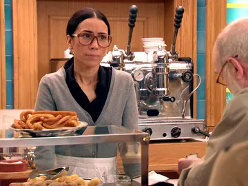 Manolita, impactada al conocer al Inspector Figueras Manolita, impactada al conocer al Inspector Figueras