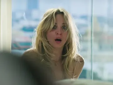 Kaley Cuoco como Cassie Bowden en 'The Flight Attendant' Kaley Cuoco como Cassie Bowden en 'The Flight Attendant'