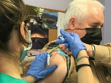 Un hombre recibe en Asturias la vacuna contra el COVID-19