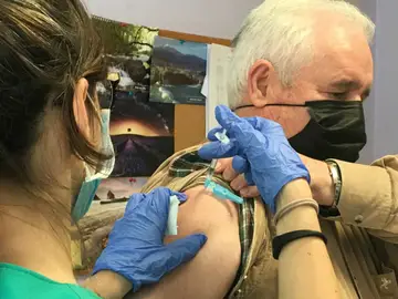 Un hombre recibe en Asturias la vacuna contra el COVID-19 Un hombre recibe en Asturias la vacuna contra el COVID-19