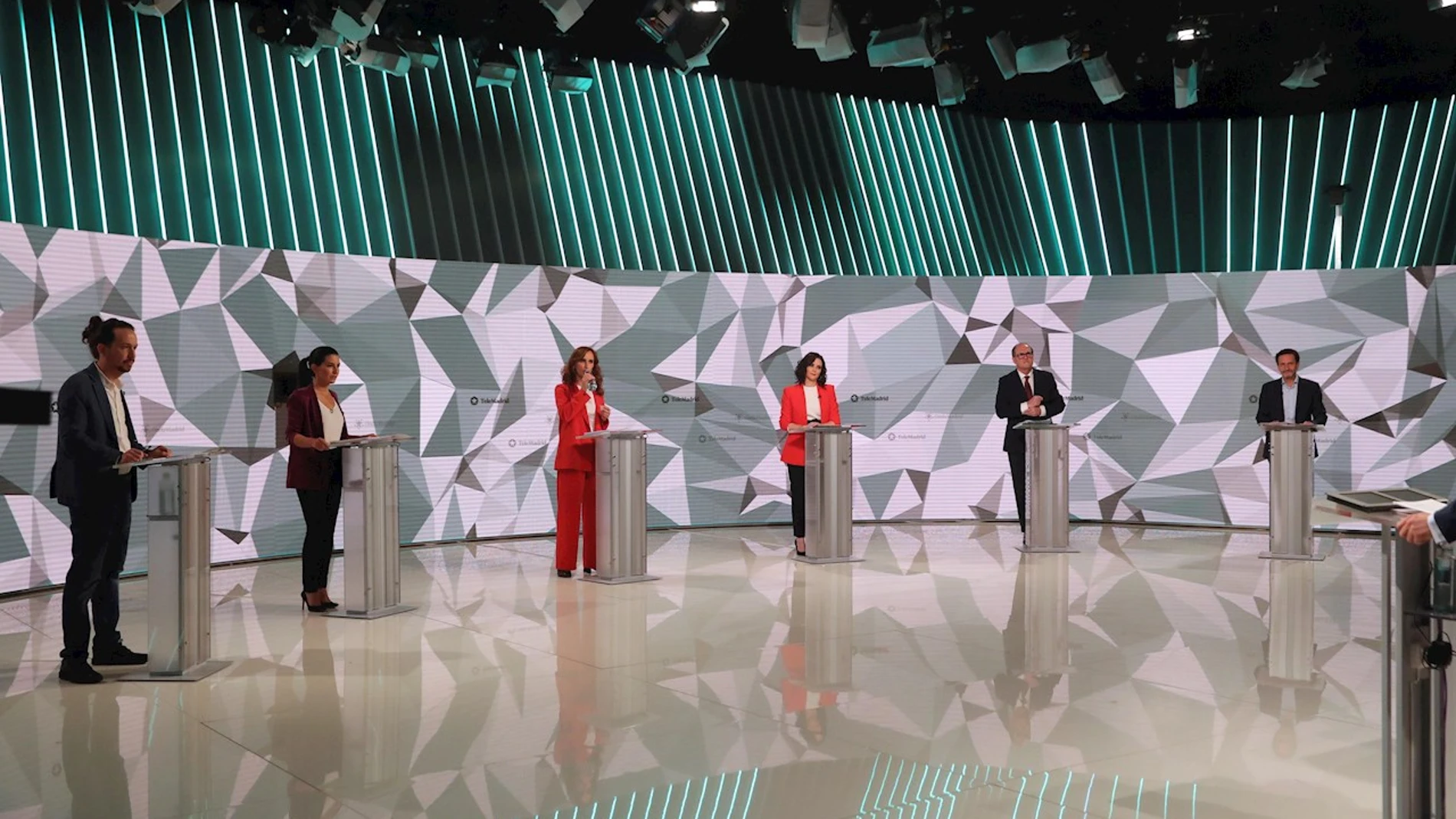 Los candidatos a la presidencia de la Comunidad de Madrid antes del inicio del debate que se celebra hoy miércoles en los estudios de Telemadrid
