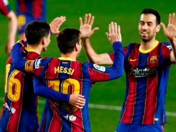 Los jugadores del Barcelona celebran un gol de Messi
