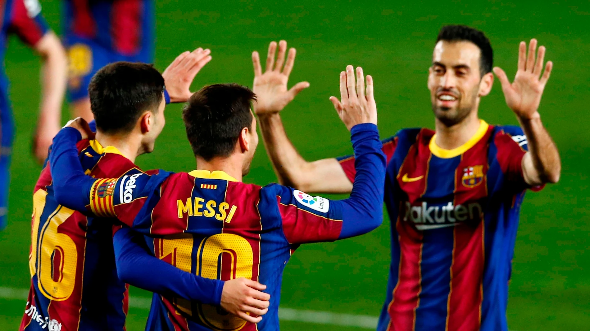 Los jugadores del Barcelona celebran un gol de Messi