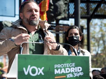 La candidata de Vox a la presidencia de la Comunidad de Madrid, Rocío Monasterio (d), y el presidente del partido, Santiago Abascal,