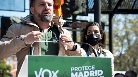 La candidata de Vox a la presidencia de la Comunidad de Madrid, Rocío Monasterio (d), y el presidente del partido, Santiago Abascal, La candidata de Vox a la presidencia de la Comunidad de Madrid, Rocío Monasterio (d), y el presidente del partido, Santiago Abascal,