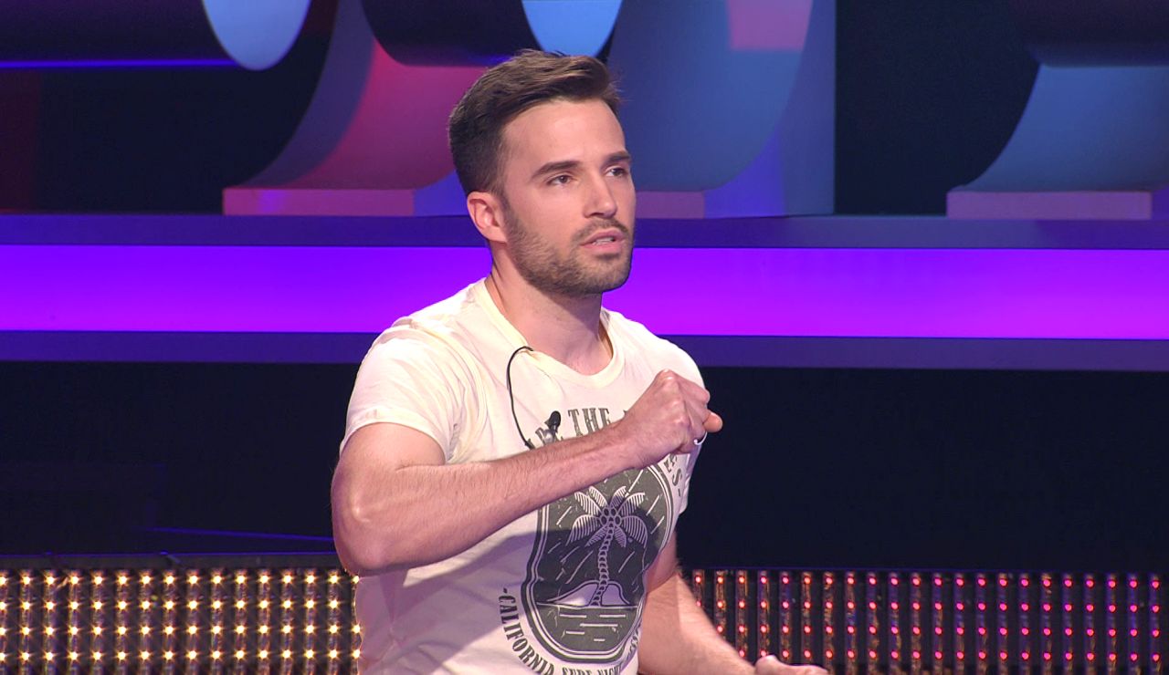 Rubén ‘coge’ el micrófono para cantar como David Bisbal en ‘¡Ahora caigo!’ Rubén ‘coge’ el micrófono para cantar como David Bisbal en ‘¡Ahora caigo!’