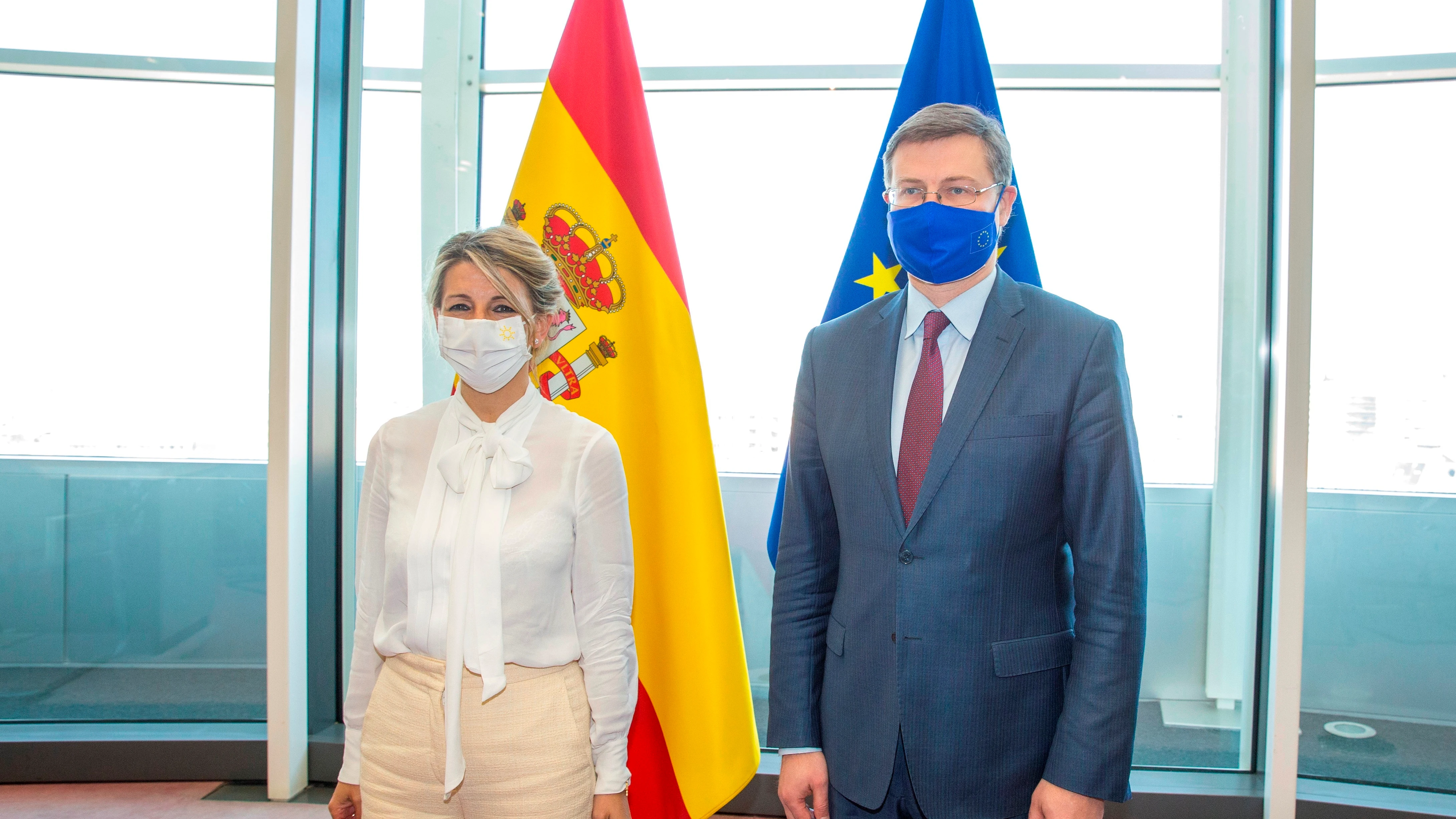 Yolanda D&iacute;az, ministra de Trabajo y el vicepresidente de la CE, Vladis Dombrovskis,