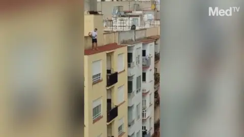 El momento en el que un okupa lanza al vacío desde la azotea una placa de mármol El momento en el que un okupa lanza al vacío desde la azotea una placa de mármol