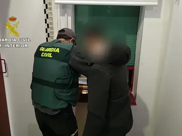 La Guardia Civil durante la detención de uno de los presuntos abusadores sexuales de menores La Guardia Civil durante la detención de uno de los presuntos abusadores sexuales de menores