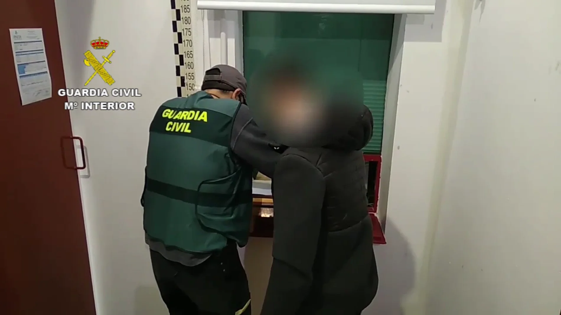 La Guardia Civil durante la detención de uno de los presuntos abusadores sexuales de menores