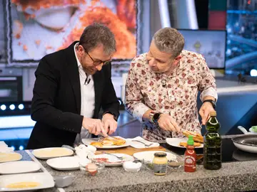 Alberto Chicote enseña a cocinar a Pablo Motos en directo: ¡así preparan unos cachopollos! Alberto Chicote enseña a cocinar a Pablo Motos en directo: ¡así preparan unos cachopollos!