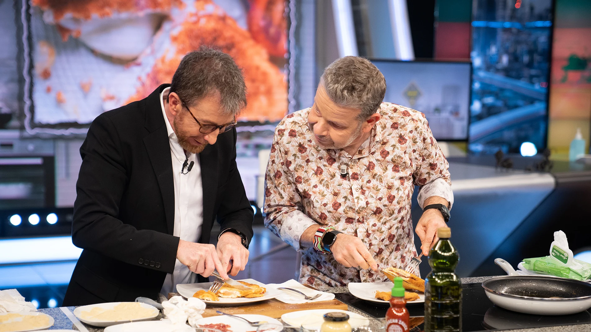 Alberto Chicote enseña a cocinar a Pablo Motos en directo: ¡así preparan unos cachopollos!
