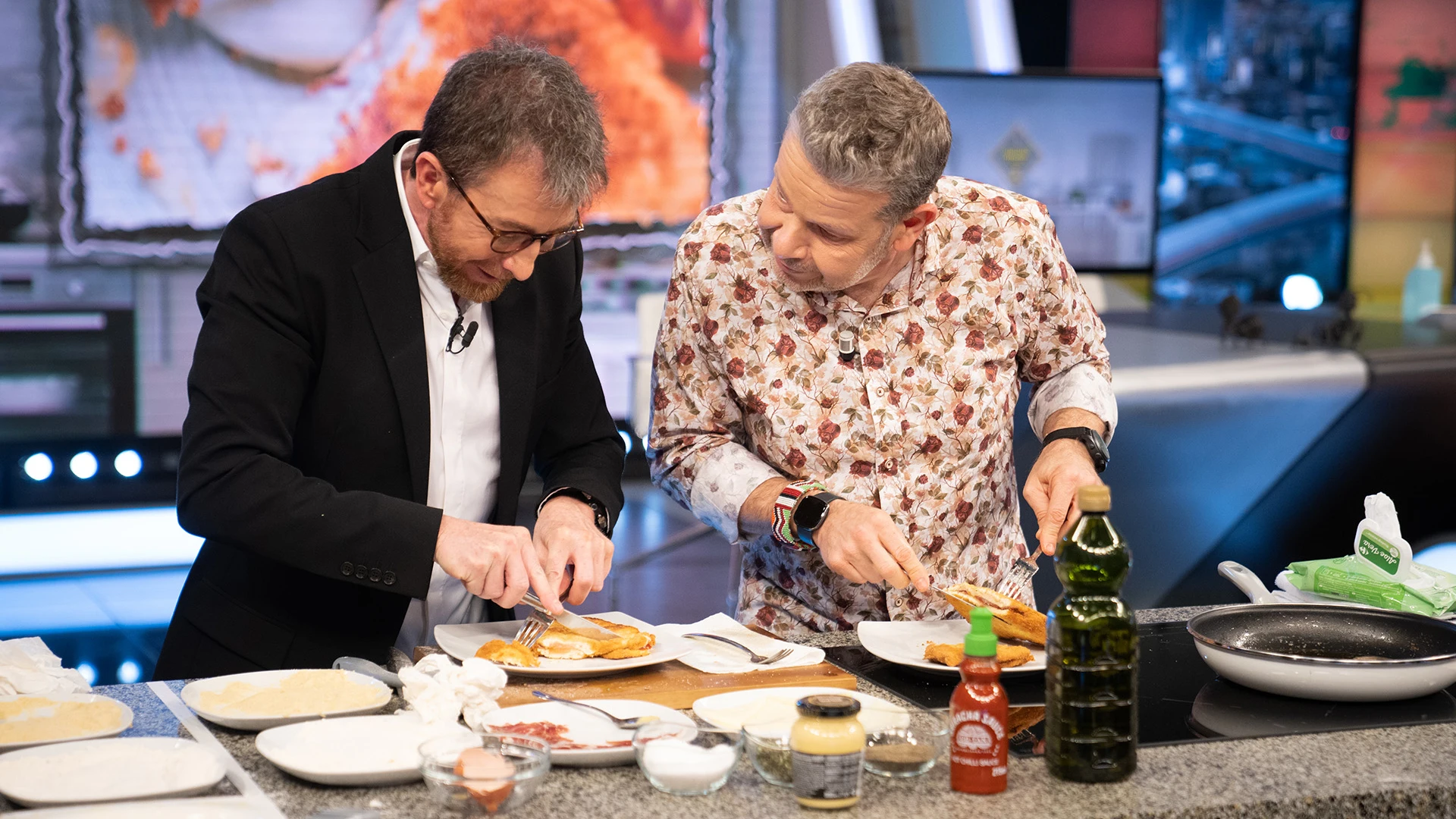 Alberto Chicote enseña a cocinar a Pablo Motos en directo: ¡así preparan unos cachopollos! Alberto Chicote enseña a cocinar a Pablo Motos en directo: ¡así preparan unos cachopollos!