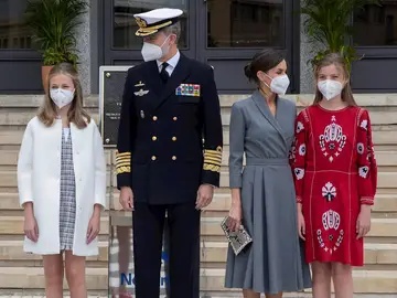 La princesa Leonor, el rey Felipe VI, la reina Letizia y la infanta Sofía posan en el astillero de Navantia La princesa Leonor, el rey Felipe VI, la reina Letizia y la infanta Sofía posan en el astillero de Navantia