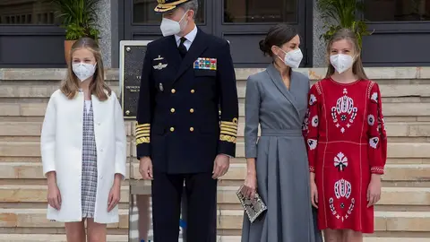 La princesa Leonor, el rey Felipe VI, la reina Letizia y la infanta Sofía posan en el astillero de Navantia La princesa Leonor, el rey Felipe VI, la reina Letizia y la infanta Sofía posan en el astillero de Navantia