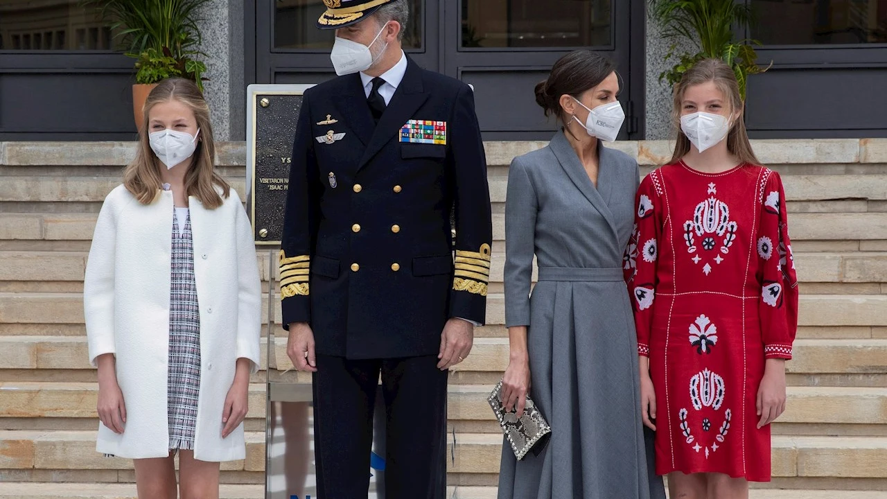 La princesa Leonor, el rey Felipe VI, la reina Letizia y la infanta Sof&iacute;a posan en el astillero de Navantia