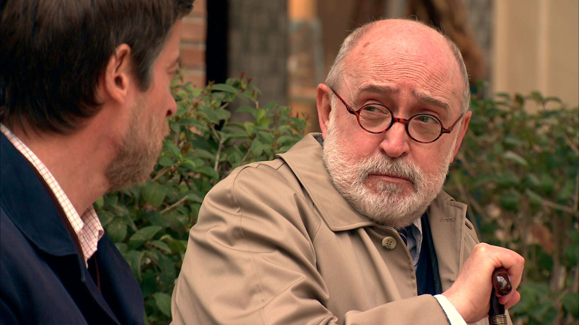 Marcelino, incapaz de contener sus ansias de venganza, habla con Figueras