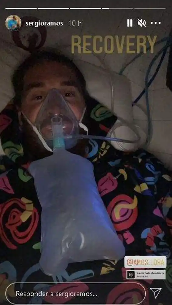 Sergio Ramos en la cama con oxígeno