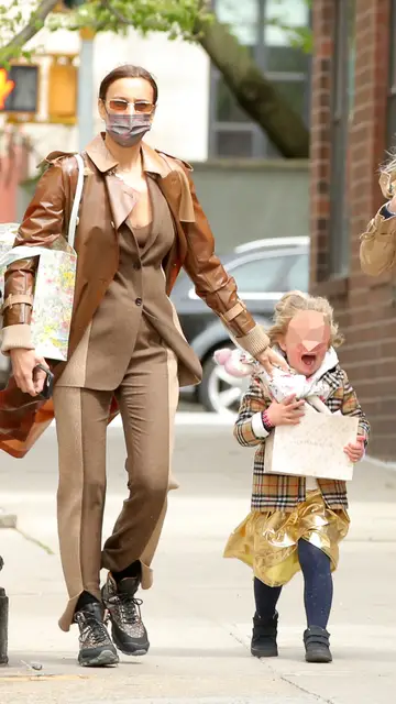 Irina Shayk, fotografiada junto a su hija Irina Shayk, fotografiada junto a su hija