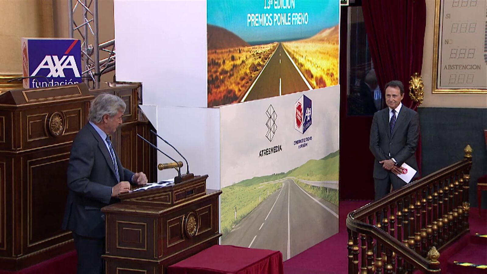 El emotivo e inesperado homenaje del piloto Carlos Sainz a Matías Prats en los Premios Ponle Freno