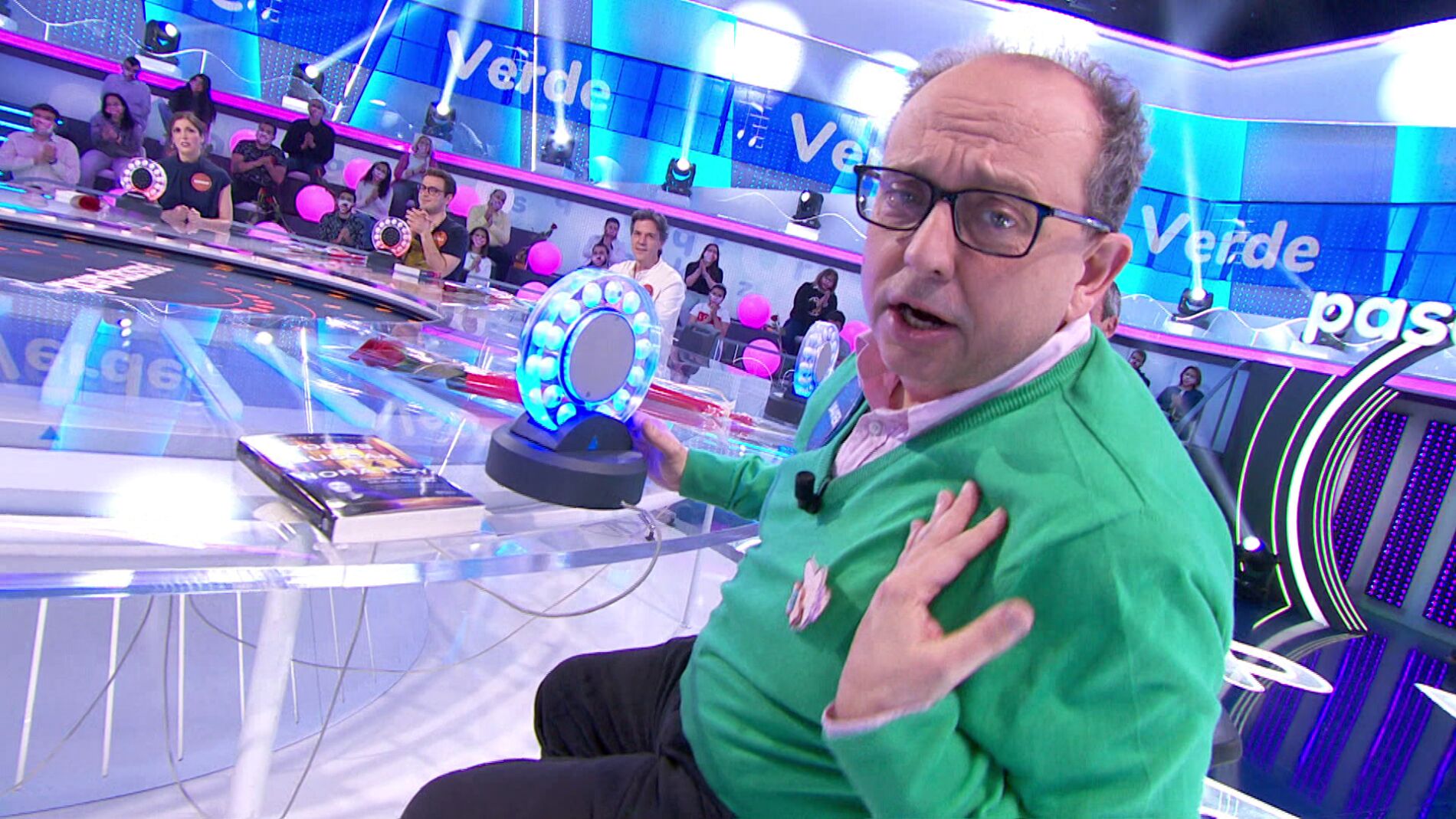 &iexcl;Luis de Lama se cuela en el duelo entre Javier y Pablo! Una canci&oacute;n evoca su recuerdo en &lsquo;Pasapalabra&rsquo; 