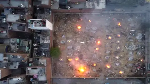 Las calles convertidas en crematorios en la India por la nueva cepa del coronavirus Las calles convertidas en crematorios en la India por la nueva cepa del coronavirus