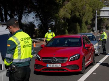 Agentes de la Guardia Civil de Tráfico montan un control en la autopista AP-4 Sevilla-Cádiz 