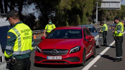 Agentes de la Guardia Civil de Tr&aacute;fico montan un control en la autopista AP-4 Sevilla-C&aacute;diz 